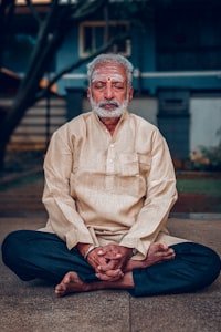 رجل يجلس في وضعية تأمل هادئة للتخلص من التوتر اليومي