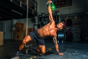 رجل يؤدي تمرين الضغط كجزء من تمارين اللياقة المنزلية للمبتدئين