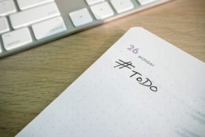 مفكرة تخطيط ولوحة مفاتيح على مكتب ترمز لتنظيم الوقت ووضع حدود بين العمل والحياة