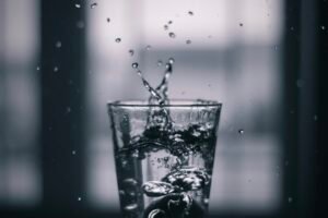 كوب مياه شفاف يرمز لأهمية الترطيب أثناء ساعات الصيام المتقطع